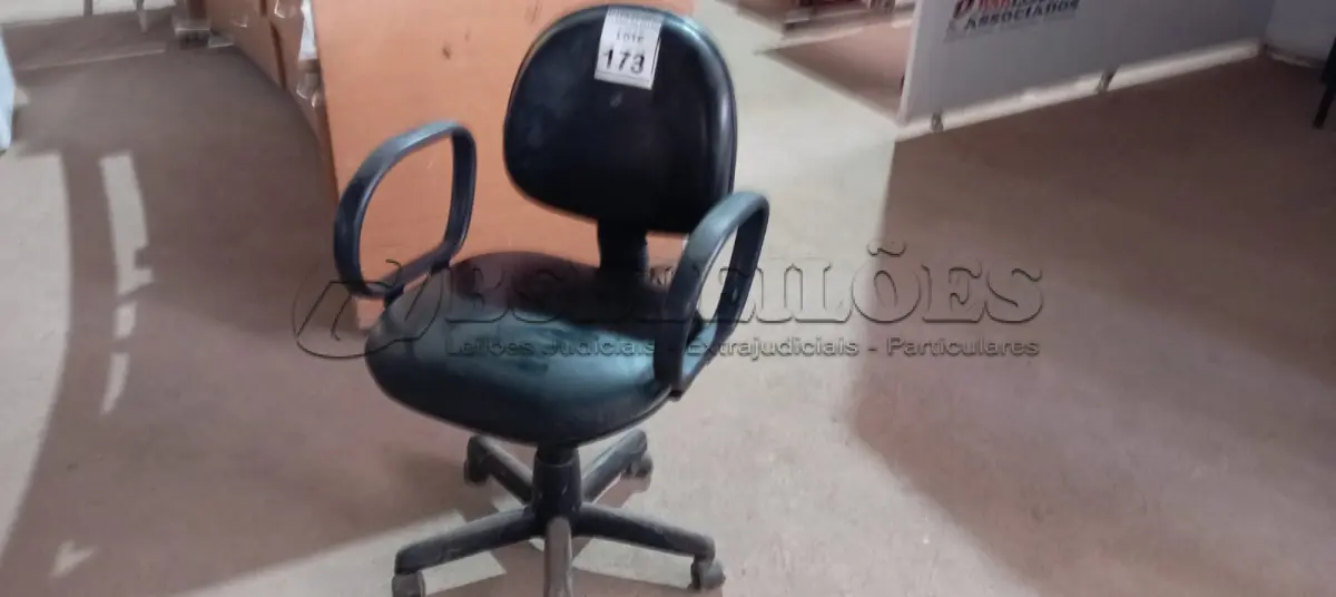 LOTE 173 - 01 CADEIRA GIRATÓRIA PARA ESCRITÓRIO. (NO ESTADO) ATENÇÃO! FAZER A VISITAÇÃO ANTES DE ARREMATAR, NÃO SABEMOS SE FUNCIONA. LEILÃO NÃO TEM GARANTIA E NEM DEVOLUÇÃO, SUJEITO A POSSÍVEIS AVARIAS VISÍVEIS/OCULTAS E/OU AUSÊNCIA DE COMPONENTES.