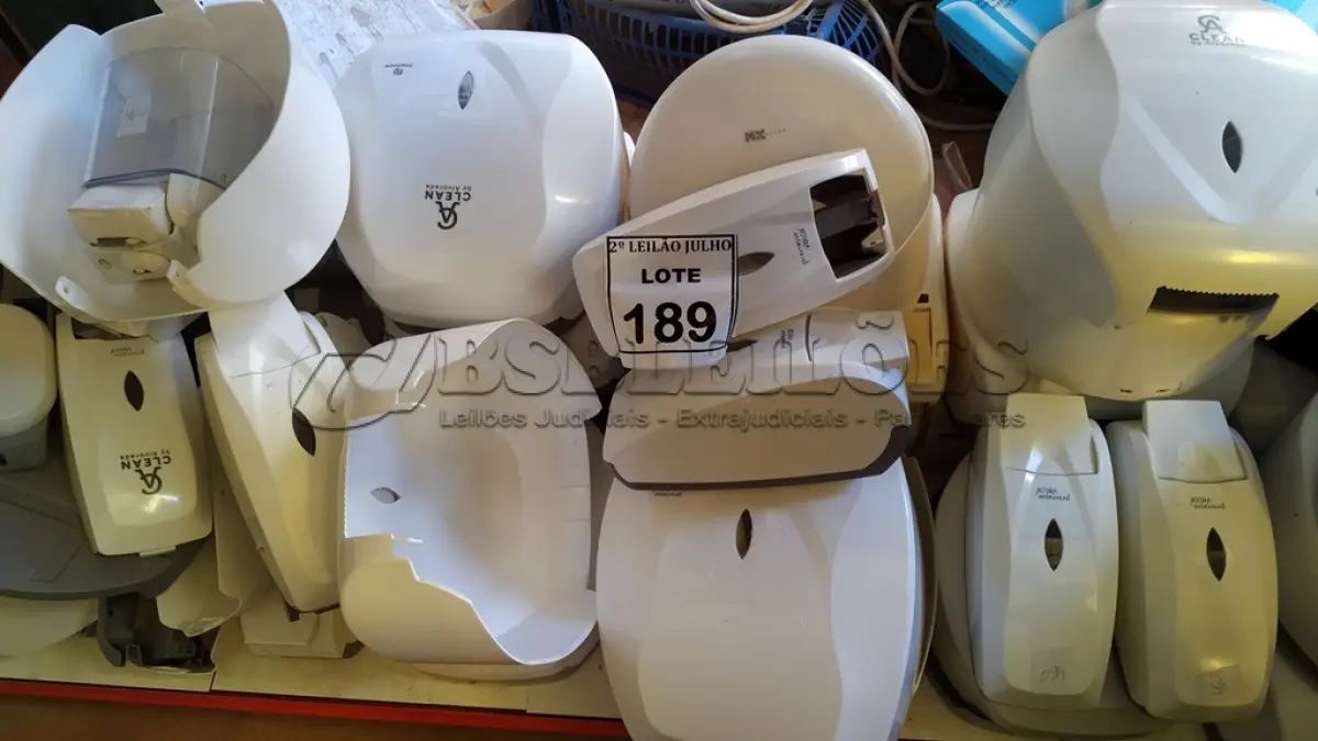LOTE 189 - 01 LOTE COM GRANDE QUANTIDADE DE DISPENSES DE PAPEL E SABÃO. (NO ESTADO) ATENÇÃO! FAZER A VISITAÇÃO ANTES DE ARREMATAR, NÃO SABEMOS SE FUNCIONA. LEILÃO NÃO TEM GARANTIA E NEM DEVOLUÇÃO, SUJEITO A POSSÍVEIS AVARIAS VISÍVEIS/OCULTAS E/OU AUSÊNCIA DE COMPONENTES.