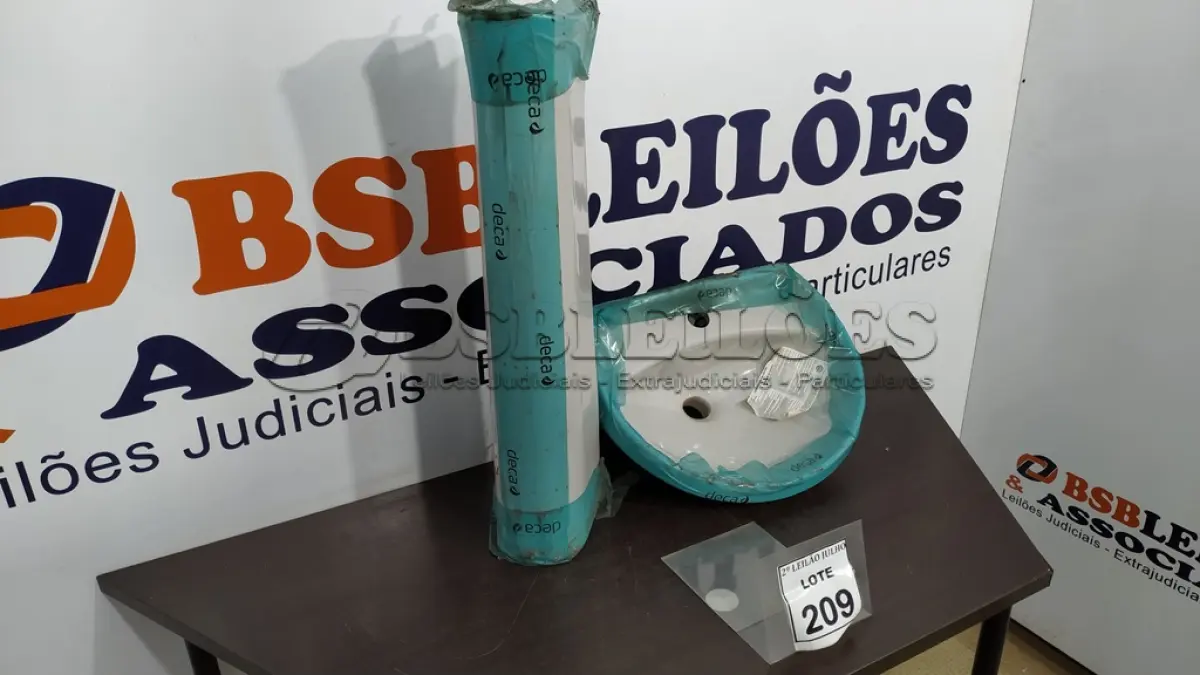 LOTE 209 - 01 LAVATÓRIO COM COLUNA. (NO ESTADO) ATENÇÃO! FAZER A VISITAÇÃO ANTES DE ARREMATAR, NÃO SABEMOS SE FUNCIONA. LEILÃO NÃO TEM GARANTIA E NEM DEVOLUÇÃO, SUJEITO A POSSÍVEIS AVARIAS VISÍVEIS/OCULTAS E/OU AUSÊNCIA DE COMPONENTES.