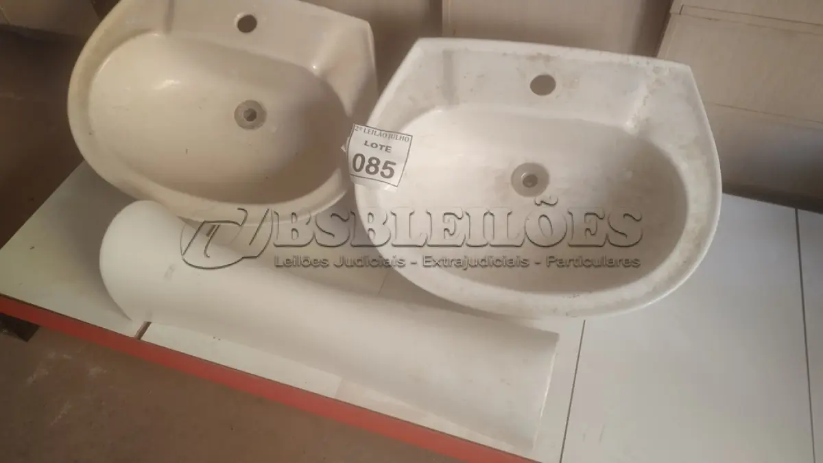 LOTE 085 - 02 PIAS DE BANHEIRO SENDO 01 COM COLUNA. (NO ESTADO) ATENÇÃO! FAZER A VISITAÇÃO ANTES DE ARREMATAR, NÃO SABEMOS SE FUNCIONA. LEILÃO NÃO TEM GARANTIA E NEM DEVOLUÇÃO, SUJEITO A POSSÍVEIS AVARIAS VISÍVEIS/OCULTAS E/OU AUSÊNCIA DE COMPONENTES.