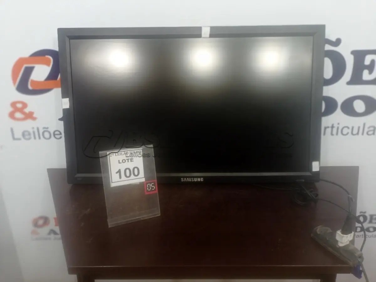 LOTE 100 - 01 TV LCD 40’’ MARCA SAMSUNG. (NO ESTADO) ATENÇÃO! FAZER A VISITAÇÃO ANTES DE ARREMATAR, NÃO SABEMOS SE FUNCIONA. LEILÃO NÃO TEM GARANTIA E NEM DEVOLUÇÃO, SUJEITO A POSSÍVEIS AVARIAS VISÍVEIS/OCULTAS E/OU AUSÊNCIA DE COMPONENTES.