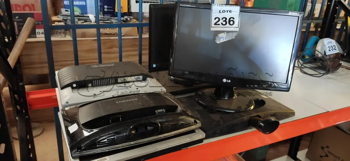 LOTE 236 - 08 MONITORES LCD DE MARCAS E MODELOS DIVERSOS. (NO ESTADO) ATENÇÃO! FAZER A VISITAÇÃO ANTES DE ARREMATAR, NÃO SABEMOS SE FUNCIONA. LEILÃO NÃO TEM GARANTIA E NEM DEVOLUÇÃO, SUJEITO A POSSÍVEIS AVARIAS VISÍVEIS/OCULTAS E/OU AUSÊNCIA DE COMPONENTES.