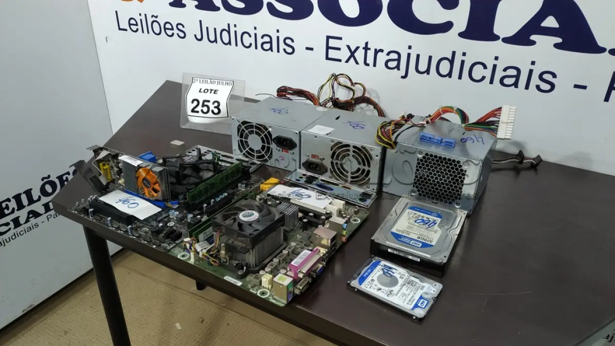 LOTE 253 - 03 FONTES PARA COMPUTADOR, 02 HDS E 02 PLACAS MÃE. (NO ESTADO) ATENÇÃO! FAZER A VISITAÇÃO ANTES DE ARREMATAR, NÃO SABEMOS SE FUNCIONA. LEILÃO NÃO TEM GARANTIA E NEM DEVOLUÇÃO, SUJEITO A POSSÍVEIS AVARIAS VISÍVEIS/OCULTAS E/OU AUSÊNCIA DE COMPONENTES.