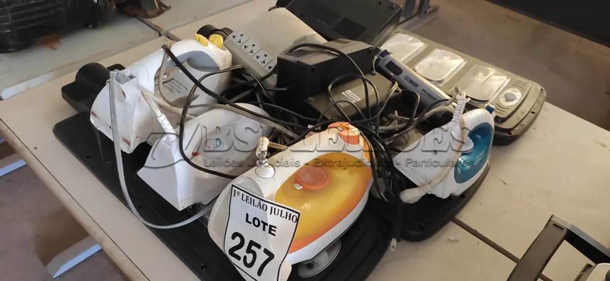 LOTE 257 - 03 LUMINÁRIAS SOLARES LED, 04 FERROS DE PASSAR E ELETRÔNICOS DIVERSOS. (NO ESTADO) ATENÇÃO! FAZER A VISITAÇÃO ANTES DE ARREMATAR, NÃO SABEMOS SE FUNCIONA. LEILÃO NÃO TEM GARANTIA E NEM DEVOLUÇÃO, SUJEITO A POSSÍVEIS AVARIAS VISÍVEIS/OCULTAS E/OU AUSÊNCIA DE COMPONENTES.