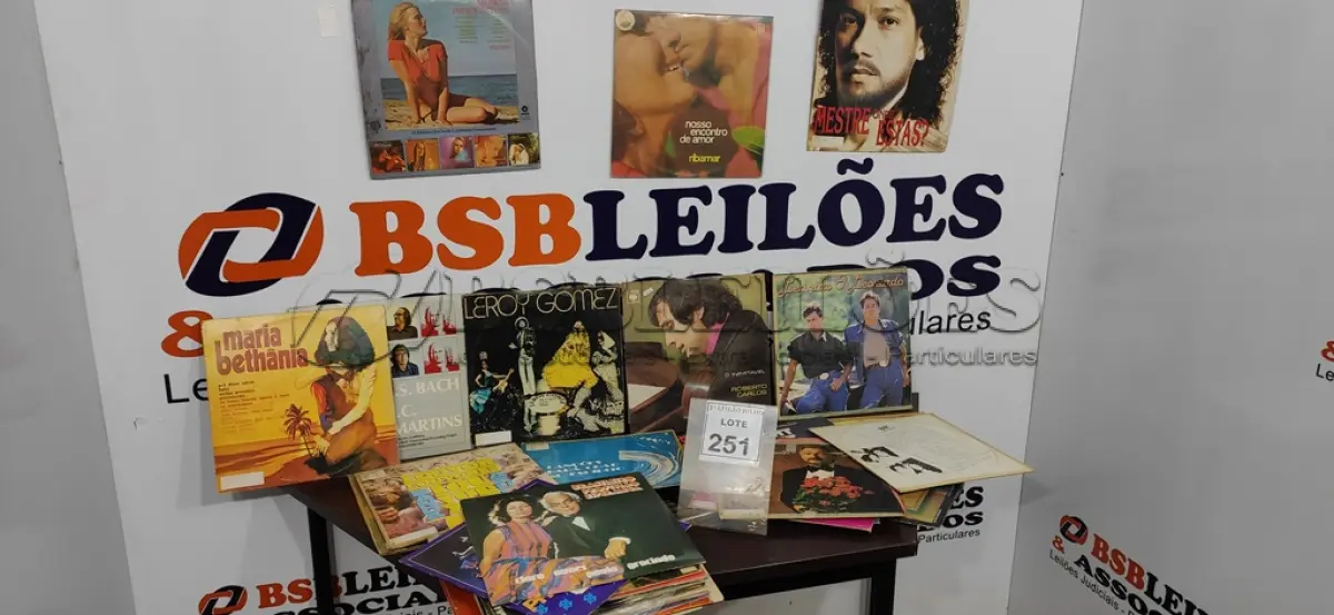 LOTE 251 - 01 LOTE COM VÁRIOS DISCOS DE VINIL. (NO ESTADO) ATENÇÃO! FAZER A VISITAÇÃO ANTES DE ARREMATAR, NÃO SABEMOS SE FUNCIONA. LEILÃO NÃO TEM GARANTIA E NEM DEVOLUÇÃO, SUJEITO A POSSÍVEIS AVARIAS VISÍVEIS/OCULTAS E/OU AUSÊNCIA DE COMPONENTES.