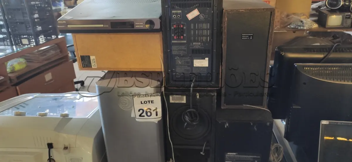 LOTE 261 - 01 DVD HOME THEATER E 06 CAIXAS DE SOM PARA HOME THEATER DE MARCAS E MODELOS DIVERSOS. (NO ESTADO) ATENÇÃO! FAZER A VISITAÇÃO ANTES DE ARREMATAR, NÃO SABEMOS SE FUNCIONA. LEILÃO NÃO TEM GARANTIA E NEM DEVOLUÇÃO, SUJEITO A POSSÍVEIS AVARIAS VISÍVEIS/OCULTAS E/OU AUSÊNCIA DE COMPONENTES.