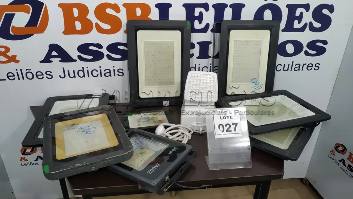 LOTE 027 - 08 LUMINÁRIAS LED E 01 CHUVEIRO. (NO ESTADO) ATENÇÃO! FAZER A VISITAÇÃO ANTES DE ARREMATAR, NÃO SABEMOS SE FUNCIONA. LEILÃO NÃO TEM GARANTIA E NEM DEVOLUÇÃO, SUJEITO A POSSÍVEIS AVARIAS VISÍVEIS/OCULTAS E/OU AUSÊNCIA DE COMPONENTES.