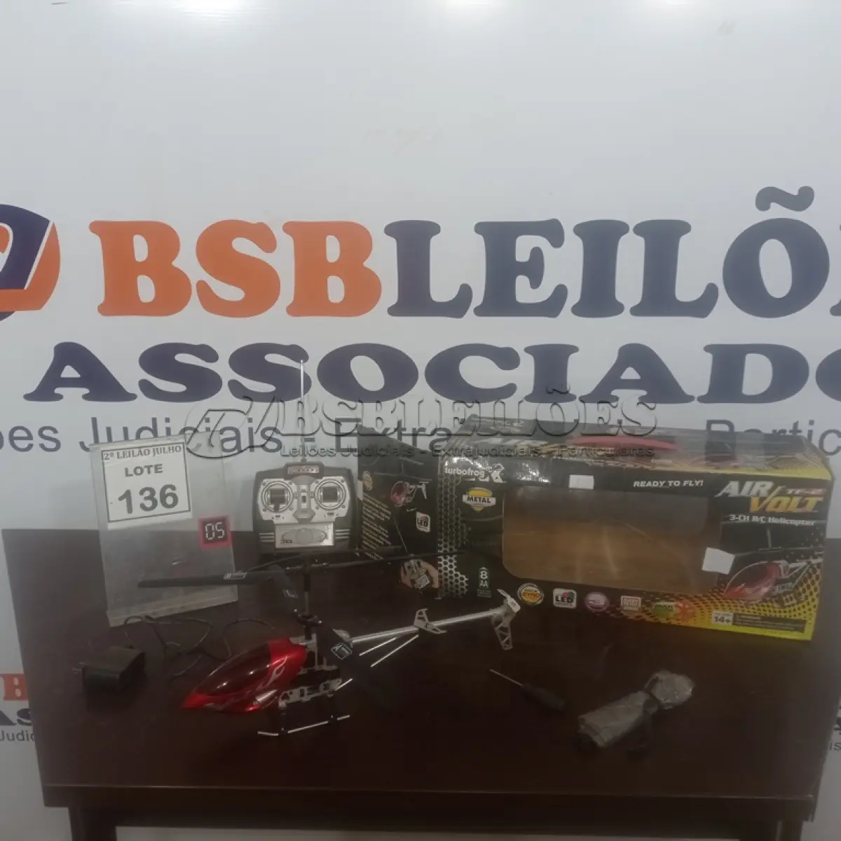 LOTE 136 - 01 HELICÓPTERO DE CONTROLE REMOTO. (NO ESTADO) ATENÇÃO! FAZER A VISITAÇÃO ANTES DE ARREMATAR, NÃO SABEMOS SE FUNCIONA. LEILÃO NÃO TEM GARANTIA E NEM DEVOLUÇÃO, SUJEITO A POSSÍVEIS AVARIAS VISÍVEIS/OCULTAS E/OU AUSÊNCIA DE COMPONENTES.