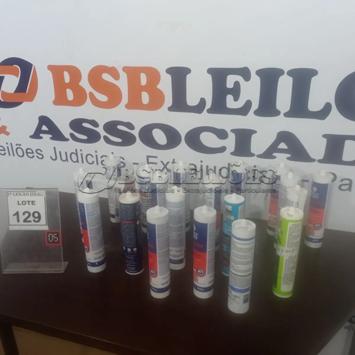 LOTE 129 - 01 LOTE COM VÁRIAS BISNAGAS DE SILICONE E SELANTES DE MARCAS E MODELOS DIVERSOS. (NO ESTADO) ATENÇÃO! FAZER A VISITAÇÃO ANTES DE ARREMATAR, NÃO SABEMOS SE FUNCIONA. LEILÃO NÃO TEM GARANTIA E NEM DEVOLUÇÃO, SUJEITO A POSSÍVEIS AVARIAS VISÍVEIS/OCULTAS E/OU AUSÊNCIA DE COMPONENTES.