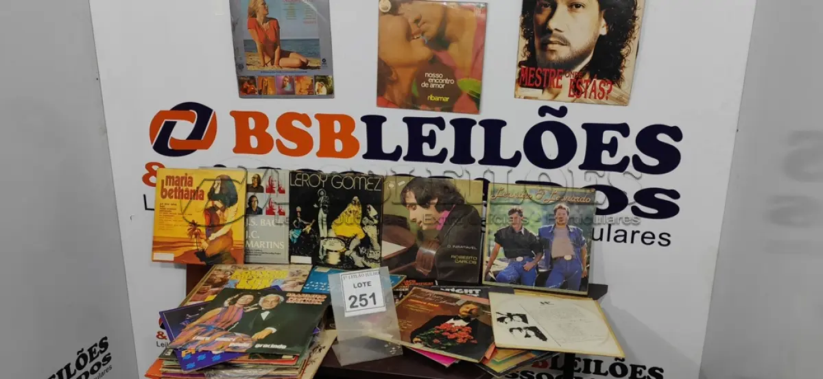 LOTE 251 - 01 LOTE COM VÁRIOS DISCOS DE VINIL. (NO ESTADO) ATENÇÃO! FAZER A VISITAÇÃO ANTES DE ARREMATAR, NÃO SABEMOS SE FUNCIONA. LEILÃO NÃO TEM GARANTIA E NEM DEVOLUÇÃO, SUJEITO A POSSÍVEIS AVARIAS VISÍVEIS/OCULTAS E/OU AUSÊNCIA DE COMPONENTES.