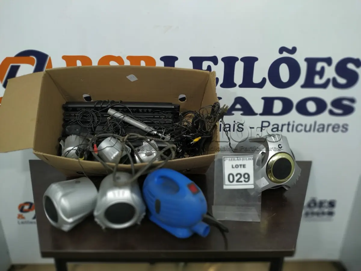 LOTE 029 - 01 PULVERIZADOR, 06 CAIXAS DE SOM E VÁRIOS HEADPHONES E TECLADOS PARA PC. (NO ESTADO) ATENÇÃO! FAZER A VISITAÇÃO ANTES DE ARREMATAR, NÃO SABEMOS SE FUNCIONA. LEILÃO NÃO TEM GARANTIA E NEM DEVOLUÇÃO, SUJEITO A POSSÍVEIS AVARIAS VISÍVEIS/OCULTAS E/OU AUSÊNCIA DE COMPONENTES.