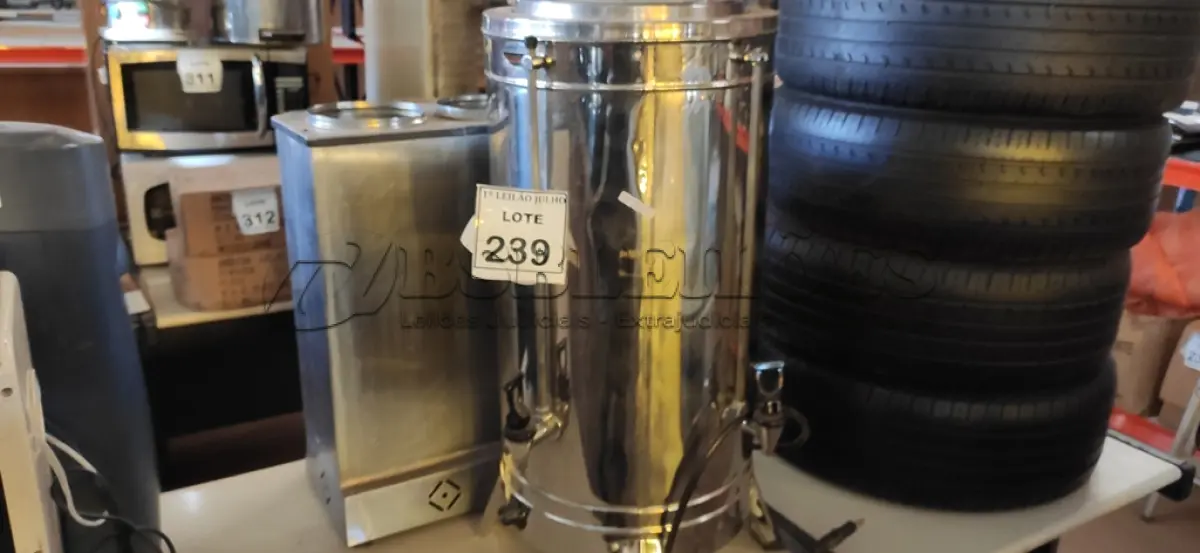 LOTE 239 - 08 CAFETEIRAS ELÉTRICAS SEMI INDUSTRIAL EM INOX. (NO ESTADO) ATENÇÃO! FAZER A VISITAÇÃO ANTES DE ARREMATAR, NÃO SABEMOS SE FUNCIONA. LEILÃO NÃO TEM GARANTIA E NEM DEVOLUÇÃO, SUJEITO A POSSÍVEIS AVARIAS VISÍVEIS/OCULTAS E/OU AUSÊNCIA DE COMPONENTES.