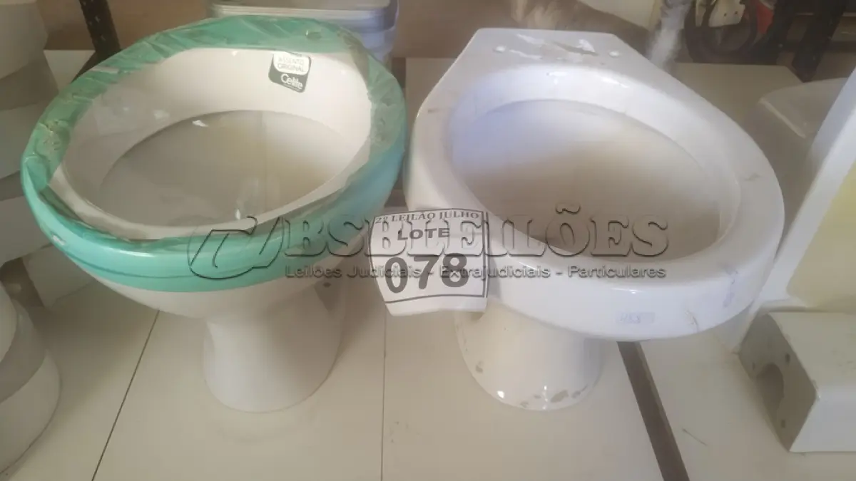LOTE 078 - 02 VASOS SANITÁRIOS. (NO ESTADO) ATENÇÃO! FAZER A VISITAÇÃO ANTES DE ARREMATAR, NÃO SABEMOS SE FUNCIONA. LEILÃO NÃO TEM GARANTIA E NEM DEVOLUÇÃO, SUJEITO A POSSÍVEIS AVARIAS VISÍVEIS/OCULTAS E/OU AUSÊNCIA DE COMPONENTES.