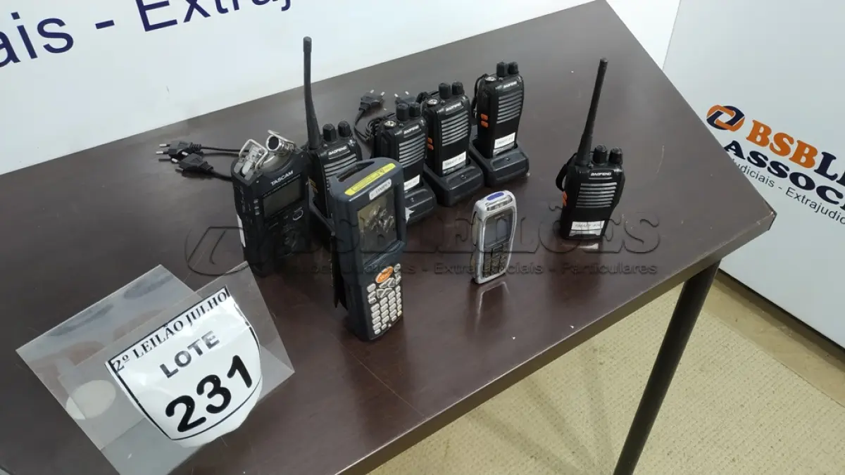 LOTE 231 - 05 RÁDIOS PX BAOFENG, 01 GRAVADOR DE VOZ, 01 LEITOR SOQUETE E 01 NOKIA 3220(NO ESTADO) ATENÇÃO! FAZER A VISITAÇÃO ANTES DE ARREMATAR, NÃO SABEMOS SE FUNCIONA. LEILÃO NÃO TEM GARANTIA E NEM DEVOLUÇÃO, SUJEITO A POSSÍVEIS AVARIAS VISÍVEIS/OCULTAS E/OU AUSÊNCIA DE COMPONENTES.
