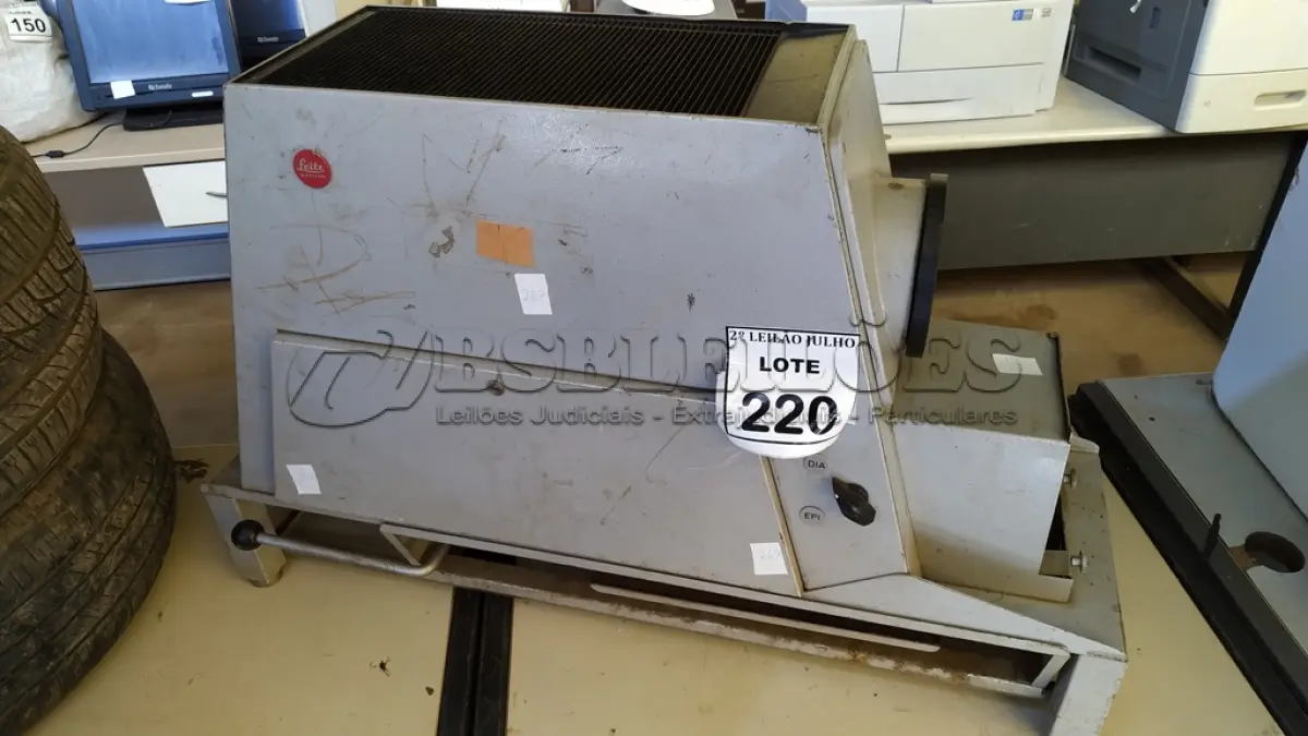 LOTE 220 - 01 PROJETOR DE MICROFILME ANTIGO ARCA LEITZ WETZLAR. (NO ESTADO) ATENÇÃO! FAZER A VISITAÇÃO ANTES DE ARREMATAR, NÃO SABEMOS SE FUNCIONA. LEILÃO NÃO TEM GARANTIA E NEM DEVOLUÇÃO, SUJEITO A POSSÍVEIS AVARIAS VISÍVEIS/OCULTAS E/OU AUSÊNCIA DE COMPONENTES.