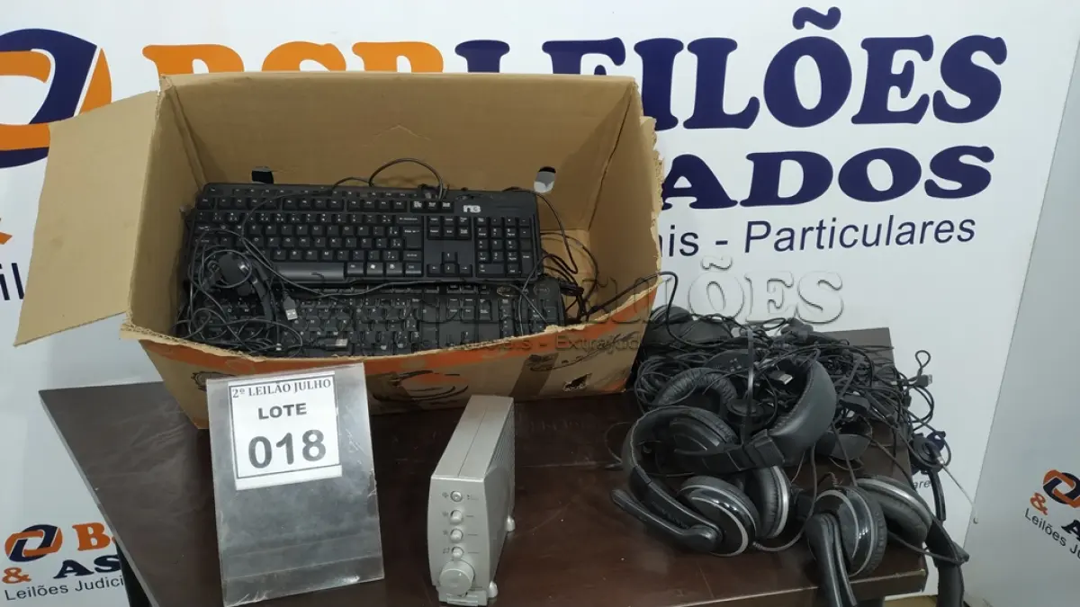 LOTE 018 - 01 LOTE COM GRANDE QUANTIDADE DE HEADPHONES E TECLADOS MARCAS E MODELOS DIVERSOS. (NO ESTADO) ATENÇÃO! FAZER A VISITAÇÃO ANTES DE ARREMATAR, NÃO SABEMOS SE FUNCIONA. LEILÃO NÃO TEM GARANTIA E NEM DEVOLUÇÃO, SUJEITO A POSSÍVEIS AVARIAS VISÍVEIS/OCULTAS E/OU AUSÊNCIA DE COMPONENTES.
