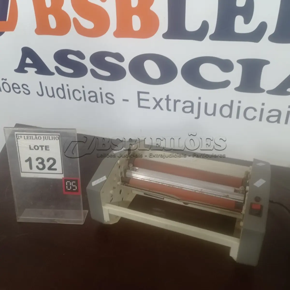 LOTE 132 - 01  PLASTIFICADORA. (NO ESTADO) ATENÇÃO! FAZER A VISITAÇÃO ANTES DE ARREMATAR, NÃO SABEMOS SE FUNCIONA. LEILÃO NÃO TEM GARANTIA E NEM DEVOLUÇÃO, SUJEITO A POSSÍVEIS AVARIAS VISÍVEIS/OCULTAS E/OU AUSÊNCIA DE COMPONENTES.