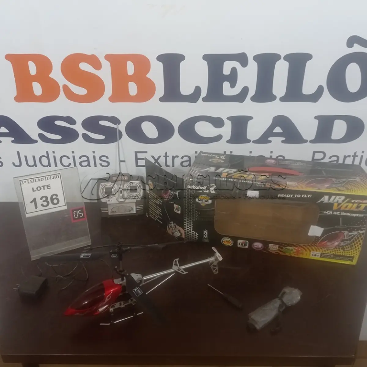 LOTE 136 - 01 HELICÓPTERO DE CONTROLE REMOTO. (NO ESTADO) ATENÇÃO! FAZER A VISITAÇÃO ANTES DE ARREMATAR, NÃO SABEMOS SE FUNCIONA. LEILÃO NÃO TEM GARANTIA E NEM DEVOLUÇÃO, SUJEITO A POSSÍVEIS AVARIAS VISÍVEIS/OCULTAS E/OU AUSÊNCIA DE COMPONENTES.