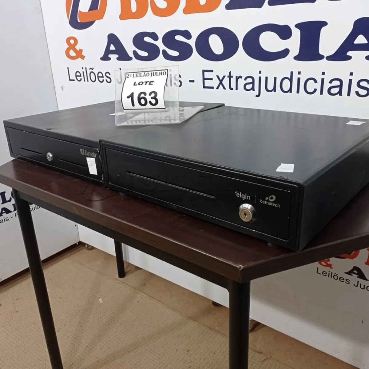LOTE 163 - 02 CAIXAS DE DINHEIRO MARCA SWEDA. (NO ESTADO) ATENÇÃO! FAZER A VISITAÇÃO ANTES DE ARREMATAR, NÃO SABEMOS SE FUNCIONA. LEILÃO NÃO TEM GARANTIA E NEM DEVOLUÇÃO, SUJEITO A POSSÍVEIS AVARIAS VISÍVEIS/OCULTAS E/OU AUSÊNCIA DE COMPONENTES.