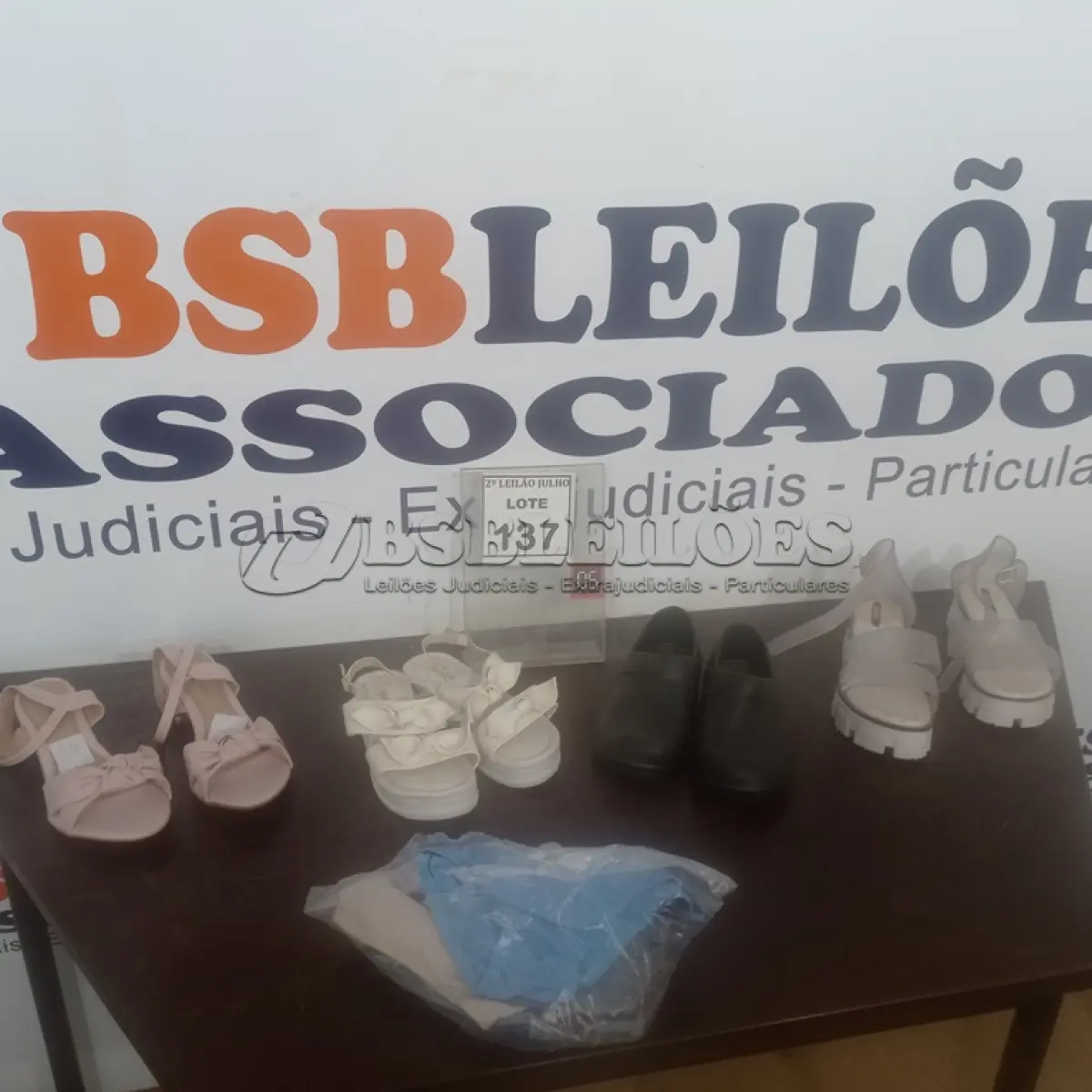 LOTE 137 - 03 PARES DE SANDÁLIA, 01 SAPATO DE BORRACHA E VÁRIAS CUECAS MASCULINAS INFANTIL. (NO ESTADO) ATENÇÃO! FAZER A VISITAÇÃO ANTES DE ARREMATAR, NÃO SABEMOS SE FUNCIONA. LEILÃO NÃO TEM GARANTIA E NEM DEVOLUÇÃO, SUJEITO A POSSÍVEIS AVARIAS VISÍVEIS/OCULTAS E/OU AUSÊNCIA DE COMPONENTES.