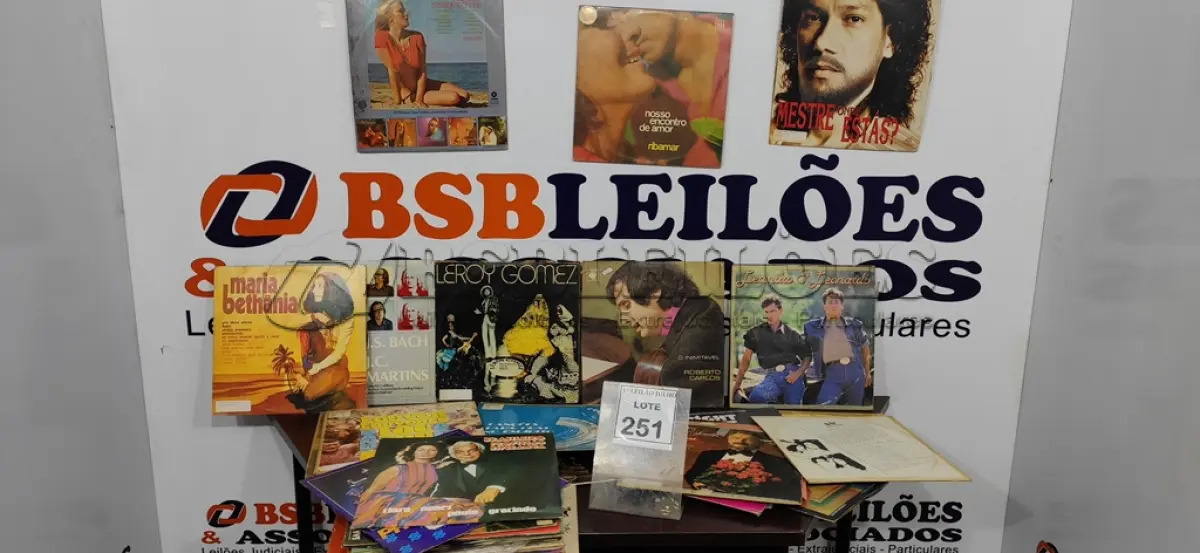 LOTE 251 - 01 LOTE COM VÁRIOS DISCOS DE VINIL. (NO ESTADO) ATENÇÃO! FAZER A VISITAÇÃO ANTES DE ARREMATAR, NÃO SABEMOS SE FUNCIONA. LEILÃO NÃO TEM GARANTIA E NEM DEVOLUÇÃO, SUJEITO A POSSÍVEIS AVARIAS VISÍVEIS/OCULTAS E/OU AUSÊNCIA DE COMPONENTES.