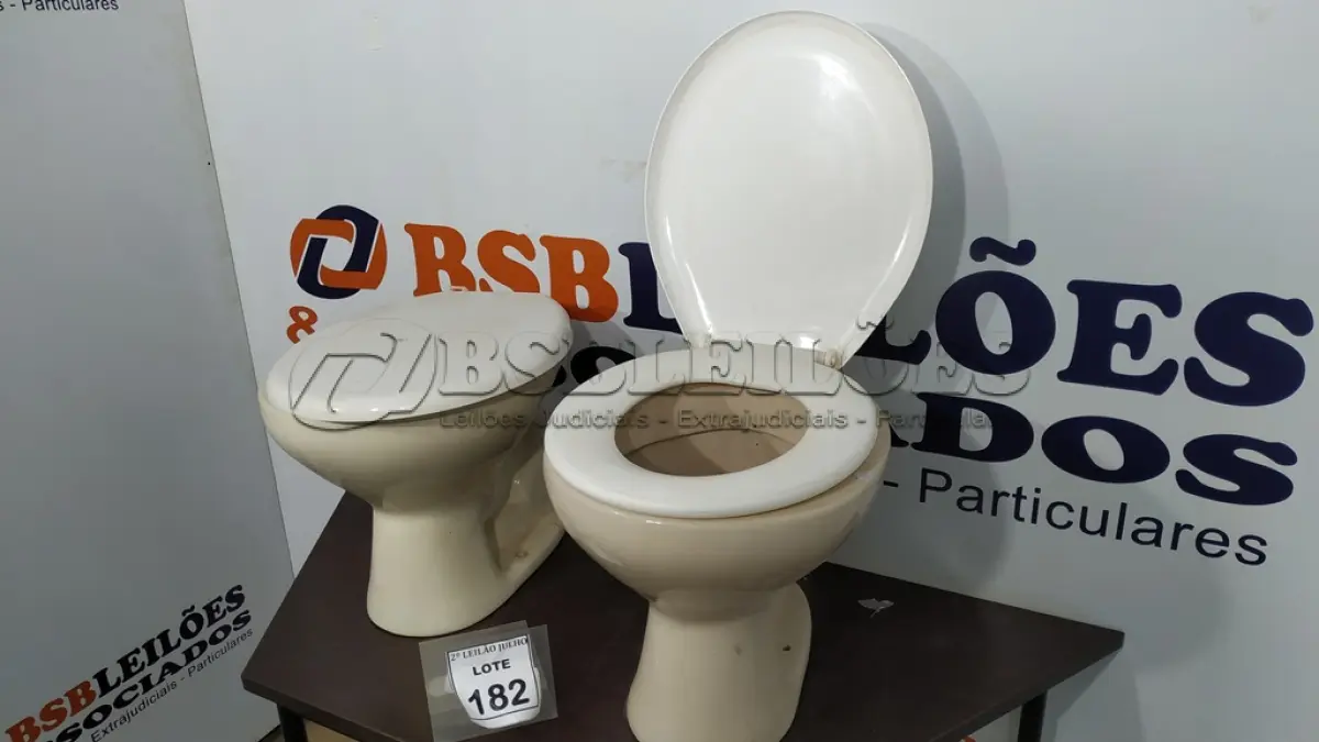 LOTE 182 - 02 VASOS SANITÁRIOS COM ASSENTOS. (NO ESTADO) ATENÇÃO! FAZER A VISITAÇÃO ANTES DE ARREMATAR, NÃO SABEMOS SE FUNCIONA. LEILÃO NÃO TEM GARANTIA E NEM DEVOLUÇÃO, SUJEITO A POSSÍVEIS AVARIAS VISÍVEIS/OCULTAS E/OU AUSÊNCIA DE COMPONENTES.