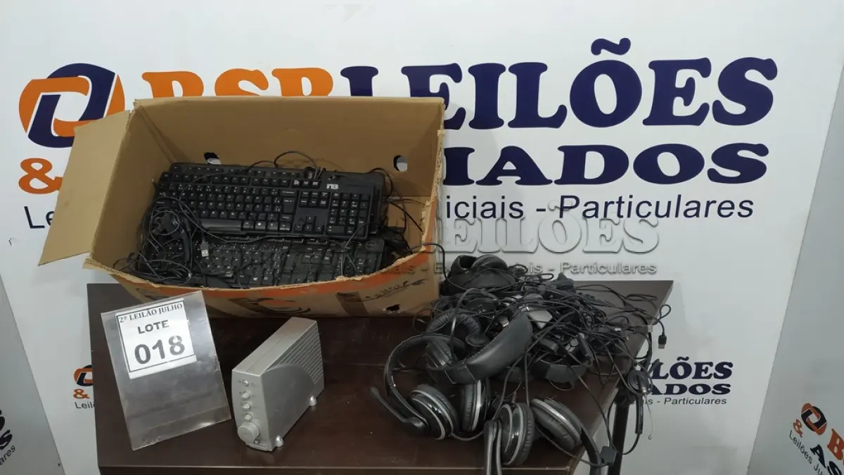 LOTE 018 - 01 LOTE COM GRANDE QUANTIDADE DE HEADPHONES E TECLADOS MARCAS E MODELOS DIVERSOS. (NO ESTADO) ATENÇÃO! FAZER A VISITAÇÃO ANTES DE ARREMATAR, NÃO SABEMOS SE FUNCIONA. LEILÃO NÃO TEM GARANTIA E NEM DEVOLUÇÃO, SUJEITO A POSSÍVEIS AVARIAS VISÍVEIS/OCULTAS E/OU AUSÊNCIA DE COMPONENTES.