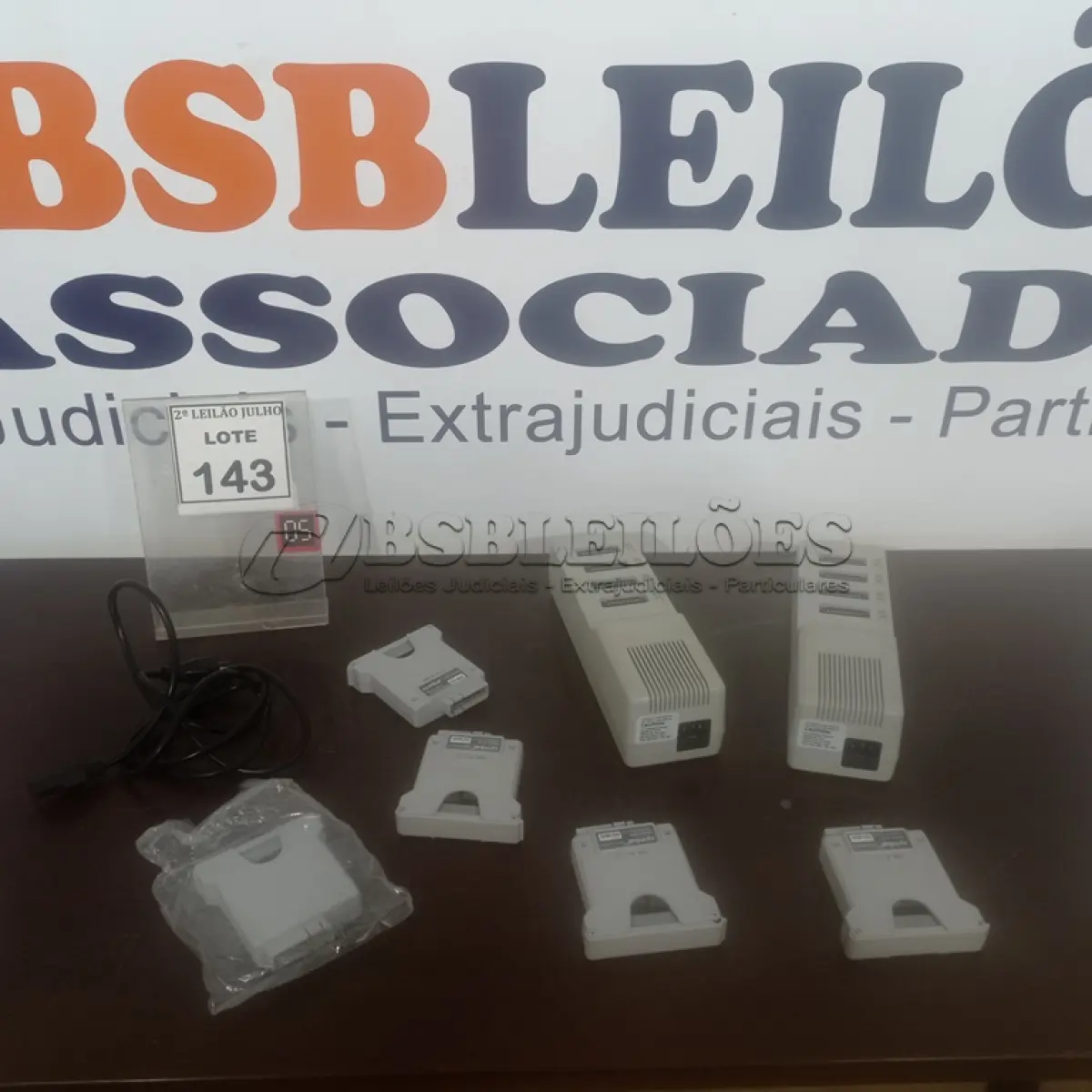 LOTE 143 - 02 CARREGADORES DE BATERIAS DE VÍDEO GAMES MARCA SYMBOL. (NO ESTADO) ATENÇÃO! FAZER A VISITAÇÃO ANTES DE ARREMATAR, NÃO SABEMOS SE FUNCIONA, LEILÃO NÃO TEM GARANTIA E NEM DEVOLUÇÃO, SUJEITO A POSSÍVEIS AVARIAS VISÍVEIS/OCULTAS E/OU AUSÊNCIA DE COMPONENTES.