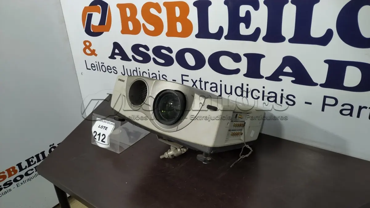 LOTE 212 - 01 PROJETOR VPL-VW10HT MARCA SONY. (NO ESTADO) ATENÇÃO! FAZER A VISITAÇÃO ANTES DE ARREMATAR, NÃO SABEMOS SE FUNCIONA. LEILÃO NÃO TEM GARANTIA E NEM DEVOLUÇÃO, SUJEITO A POSSÍVEIS AVARIAS VISÍVEIS/OCULTAS E/OU AUSÊNCIA DE COMPONENTES.