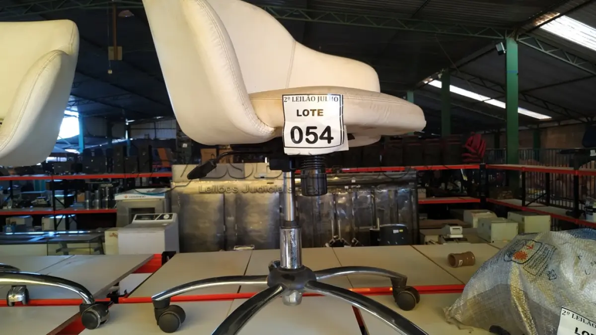 LOTE 054 - 01 POLTRONA GIRATÓRIA COM RODINHAS BASE CROMADA NA COR BRANCA. (NO ESTADO) ATENÇÃO! FAZER A VISITAÇÃO ANTES DE ARREMATAR, NÃO SABEMOS SE FUNCIONA, LEILÃO NÃO TEM GARANTIA E NEM DEVOLUÇÃO, SUJEITO A POSSÍVEIS AVARIAS VISÍVEIS/OCULTAS E/OU AUSÊNCIA DE COMPONENTES.