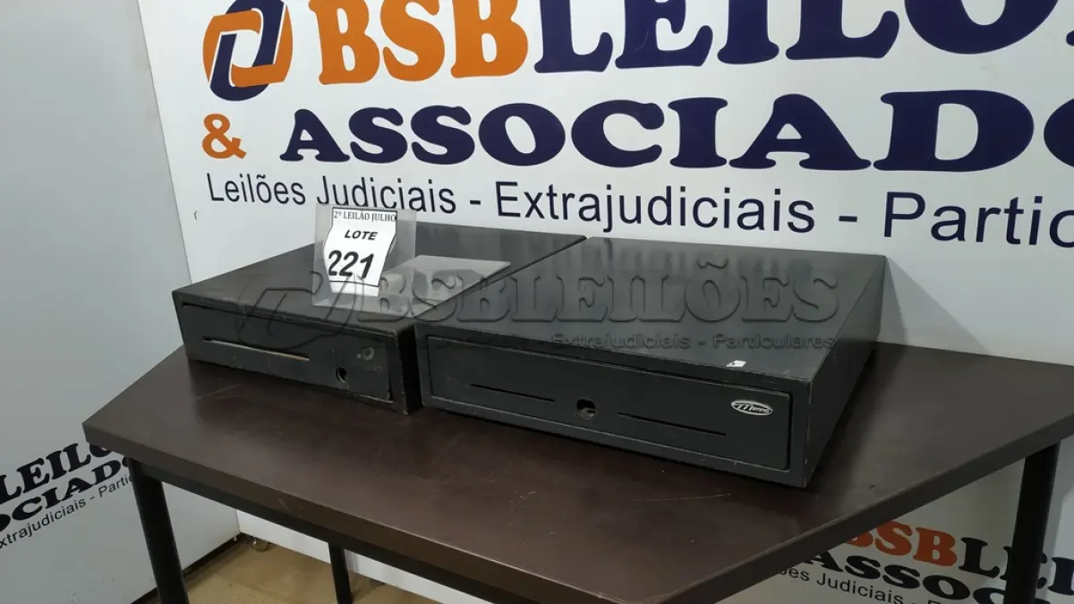 LOTE 221 - 02 CAIXAS REGISTRADORAS PARA RETIRADA DE PEÇAS. (NO ESTADO) ATENÇÃO! FAZER A VISITAÇÃO ANTES DE ARREMATAR, NÃO SABEMOS SE FUNCIONA. LEILÃO NÃO TEM GARANTIA E NEM DEVOLUÇÃO, SUJEITO A POSSÍVEIS AVARIAS VISÍVEIS/OCULTAS E/OU AUSÊNCIA DE COMPONENTES.