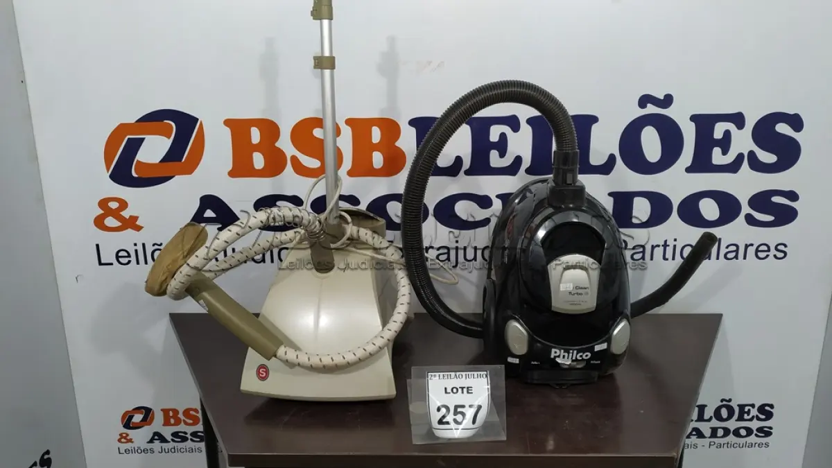LOTE 257 - 01 ASPIRADOR DE PÓ MARCA PHILCO E 01 VAPORIZADOR DE ROUPAS. (NO ESTADO) ATENÇÃO! FAZER A VISITAÇÃO ANTES DE ARREMATAR, NÃO SABEMOS SE FUNCIONA, LEILÃO NÃO TEM GARANTIA E NEM DEVOLUÇÃO, SUJEITO A POSSÍVEIS AVARIAS VISÍVEIS/OCULTAS E/OU AUSÊNCIA DE COMPONENTES.
