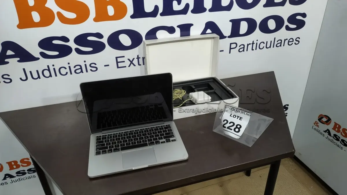 LOTE 228 - 01 MACBOOK PRO COM CARREGADOR. (NO ESTADO) ATENÇÃO! FAZER A VISITAÇÃO ANTES DE ARREMATAR, NÃO SABEMOS SE FUNCIONA. LEILÃO NÃO TEM GARANTIA E NEM DEVOLUÇÃO, SUJEITO A POSSÍVEIS AVARIAS VISÍVEIS/OCULTAS E/OU AUSÊNCIA DE COMPONENTES.