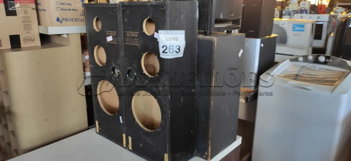 LOTE 263 - 03 CAIXAS DE SOM MARCA FRAHM E 02 CAIXA DE SOM SEM AUTO-FALANTE (NO ESTADO) ATENÇÃO! FAZER A VISITAÇÃO ANTES DE ARREMATAR, NÃO SABEMOS SE FUNCIONA. LEILÃO NÃO TEM GARANTIA E NEM DEVOLUÇÃO, SUJEITO A POSSÍVEIS AVARIAS VISÍVEIS/OCULTAS E/OU AUSÊNCIA DE COMPONENTES.
