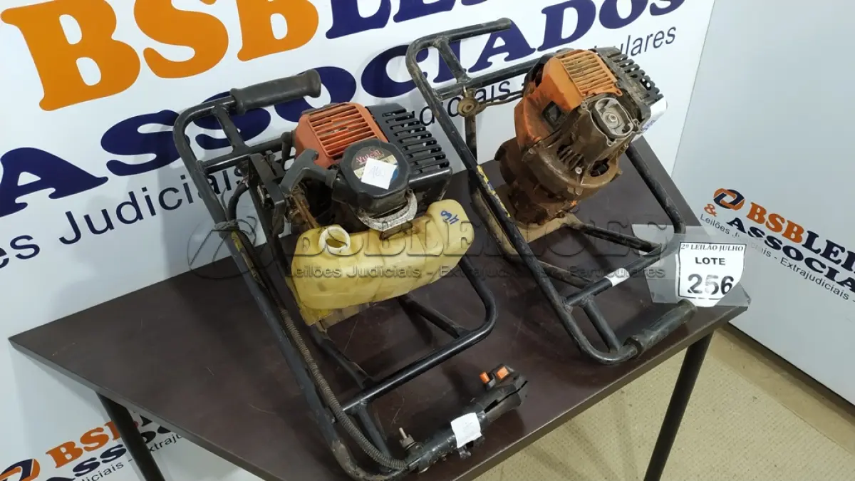 LOTE 256 - 02 MOTORES DE PERFURADORA DE SOLO. (NO ESTADO) ATENÇÃO! FAZER A VISITAÇÃO ANTES DE ARREMATAR, NÃO SABEMOS SE FUNCIONA. LEILÃO NÃO TEM GARANTIA E NEM DEVOLUÇÃO, SUJEITO A POSSÍVEIS AVARIAS VISÍVEIS/OCULTAS E/OU AUSÊNCIA DE COMPONENTES.