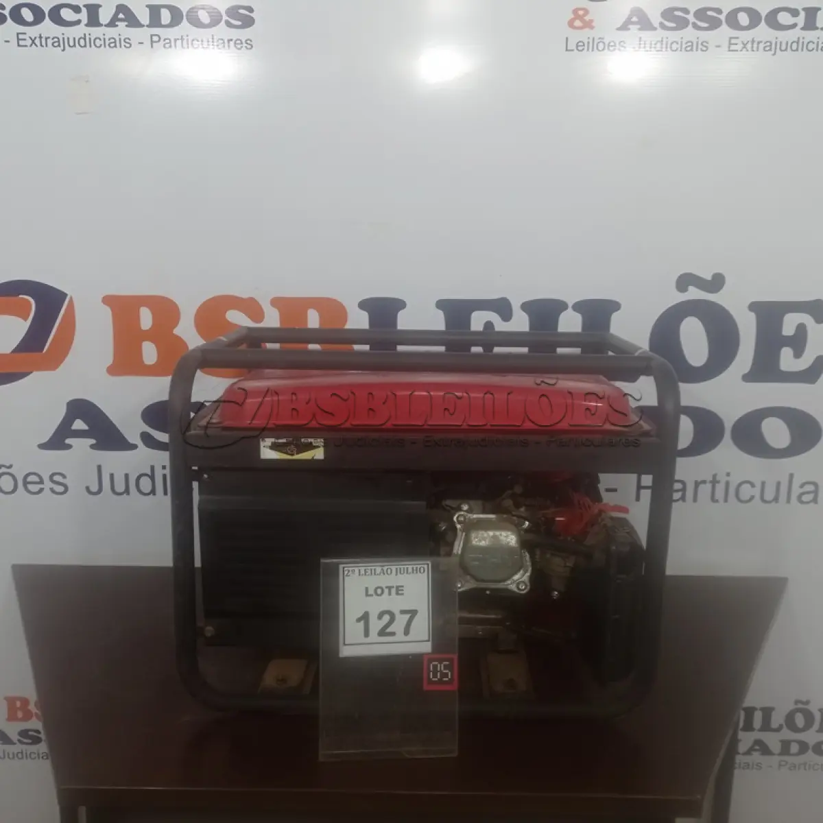 LOTE 127 - 01 GERADOR TENSÃO DE SAÍDA 110/220V MODELO B4T-2500S A GASOLINA MARCA BRANCO. (NO ESTADO) ATENÇÃO! FAZER A VISITAÇÃO ANTES DE ARREMATAR, NÃO SABEMOS SE FUNCIONA. LEILÃO NÃO TEM GARANTIA E NEM DEVOLUÇÃO, SUJEITO A POSSÍVEIS AVARIAS VISÍVEIS/OCULTAS E/OU AUSÊNCIA DE COMPONENTES.