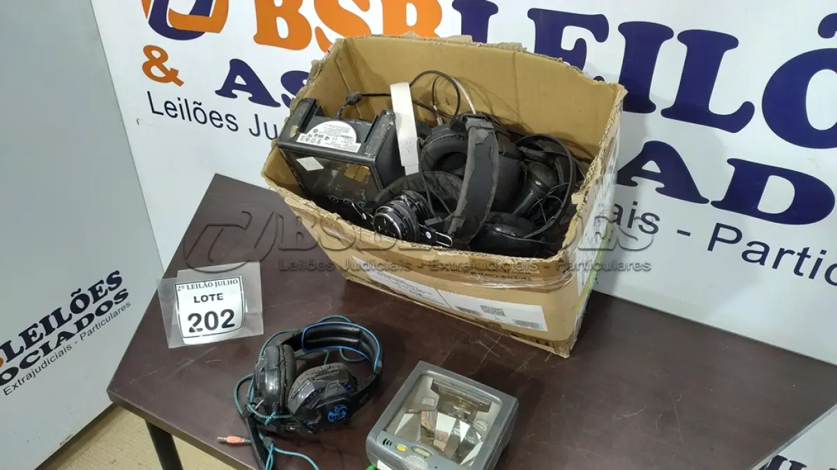 LOTE 202 - 03 LEITORAS DE CODIGOS DE BARRA E VÁRIOS FONES DE OUVIDO. (NO ESTADO) ATENÇÃO! FAZER A VISITAÇÃO ANTES DE ARREMATAR, NÃO SABEMOS SE FUNCIONA, LEILÃO NÃO TEM GARANTIA E NEM DEVOLUÇÃO, SUJEITO A POSSÍVEIS AVARIAS VISÍVEIS/OCULTAS E/OU AUSÊNCIA DE COMPONENTES.