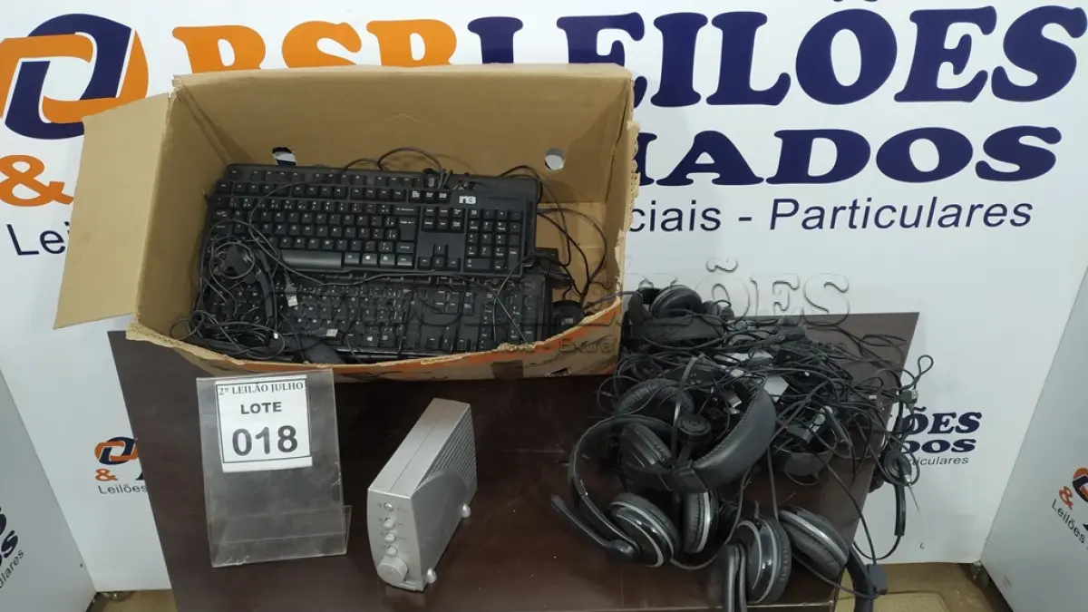 LOTE 018 - 01 LOTE COM GRANDE QUANTIDADE DE HEADPHONES E TECLADOS MARCAS E MODELOS DIVERSOS. (NO ESTADO) ATENÇÃO! FAZER A VISITAÇÃO ANTES DE ARREMATAR, NÃO SABEMOS SE FUNCIONA. LEILÃO NÃO TEM GARANTIA E NEM DEVOLUÇÃO, SUJEITO A POSSÍVEIS AVARIAS VISÍVEIS/OCULTAS E/OU AUSÊNCIA DE COMPONENTES.