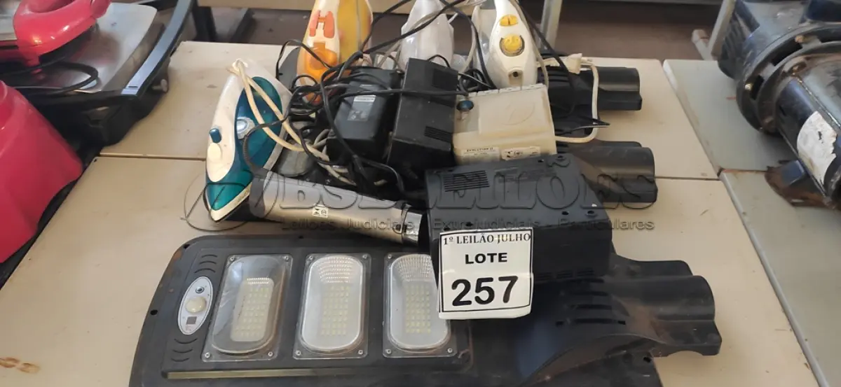 LOTE 257 - 03 LUMINÁRIAS SOLARES LED, 04 FERROS DE PASSAR E ELETRÔNICOS DIVERSOS. (NO ESTADO) ATENÇÃO! FAZER A VISITAÇÃO ANTES DE ARREMATAR, NÃO SABEMOS SE FUNCIONA. LEILÃO NÃO TEM GARANTIA E NEM DEVOLUÇÃO, SUJEITO A POSSÍVEIS AVARIAS VISÍVEIS/OCULTAS E/OU AUSÊNCIA DE COMPONENTES.