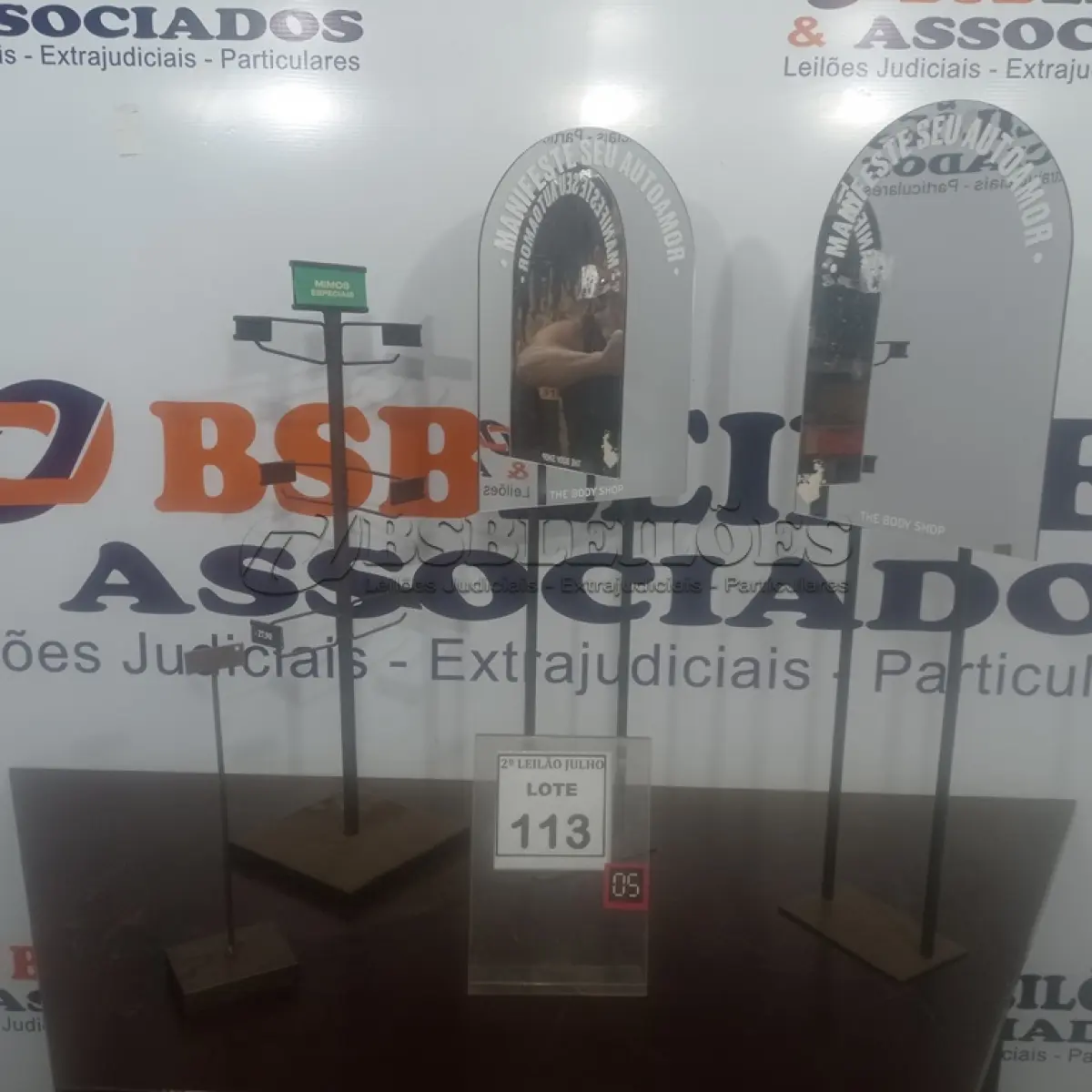 LOTE 113 - 02 ESPELHOS E 01 MOSTRUÁRIO. (NO ESTADO) ATENÇÃO! FAZER A VISITAÇÃO ANTES DE ARREMATAR, NÃO SABEMOS SE FUNCIONA. LEILÃO NÃO TEM GARANTIA E NEM DEVOLUÇÃO, SUJEITO A POSSÍVEIS AVARIAS VISÍVEIS/OCULTAS E/OU AUSÊNCIA DE COMPONENTES.