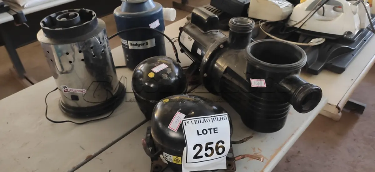 LOTE 256 - 02 MOTORES DE GELADEIRA, 01 BASE DE LIQUIDIFICADOR INDUSTRIAL, 01 TRITURADOR DE RESÍDUOS E 01 SUCATA DE BOMBA D’AGUA. (NO ESTADO) ATENÇÃO! FAZER A VISITAÇÃO ANTES DE ARREMATAR, NÃO SABEMOS SE FUNCIONA. LEILÃO NÃO TEM GARANTIA E NEM DEVOLUÇÃO, SUJEITO A POSSÍVEIS AVARIAS VISÍVEIS/OCULTAS E/OU AUSÊNCIA DE COMPONENTES.