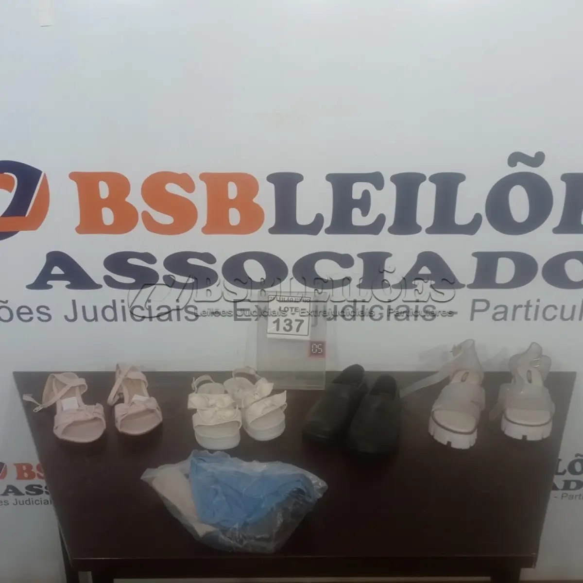 LOTE 137 - 03 PARES DE SANDÁLIA, 01 SAPATO DE BORRACHA E VÁRIAS CUECAS MASCULINAS INFANTIL. (NO ESTADO) ATENÇÃO! FAZER A VISITAÇÃO ANTES DE ARREMATAR, NÃO SABEMOS SE FUNCIONA. LEILÃO NÃO TEM GARANTIA E NEM DEVOLUÇÃO, SUJEITO A POSSÍVEIS AVARIAS VISÍVEIS/OCULTAS E/OU AUSÊNCIA DE COMPONENTES.