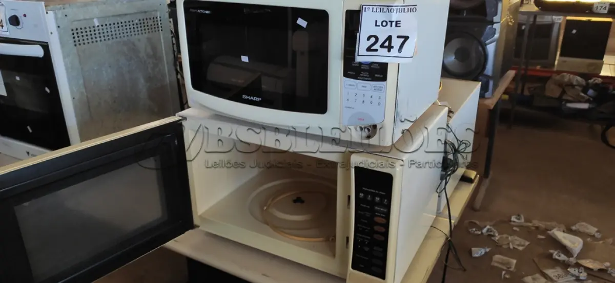 LOTE 247 - 03 MICRO-ONDAS, SENDO 02 COM PRATOS COM AVARIAS. (NO ESTADO) ATENÇÃO! FAZER A VISITAÇÃO ANTES DE ARREMATAR, NÃO SABEMOS SE FUNCIONA. LEILÃO NÃO TEM GARANTIA E NEM DEVOLUÇÃO, SUJEITO A POSSÍVEIS AVARIAS VISÍVEIS/OCULTAS E/OU AUSÊNCIA DE COMPONENTES.
