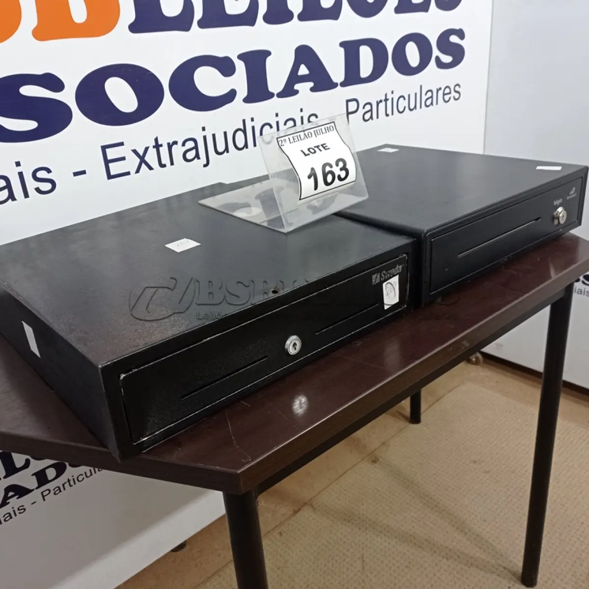 LOTE 163 - 02 CAIXAS DE DINHEIRO MARCA SWEDA. (NO ESTADO) ATENÇÃO! FAZER A VISITAÇÃO ANTES DE ARREMATAR, NÃO SABEMOS SE FUNCIONA. LEILÃO NÃO TEM GARANTIA E NEM DEVOLUÇÃO, SUJEITO A POSSÍVEIS AVARIAS VISÍVEIS/OCULTAS E/OU AUSÊNCIA DE COMPONENTES.