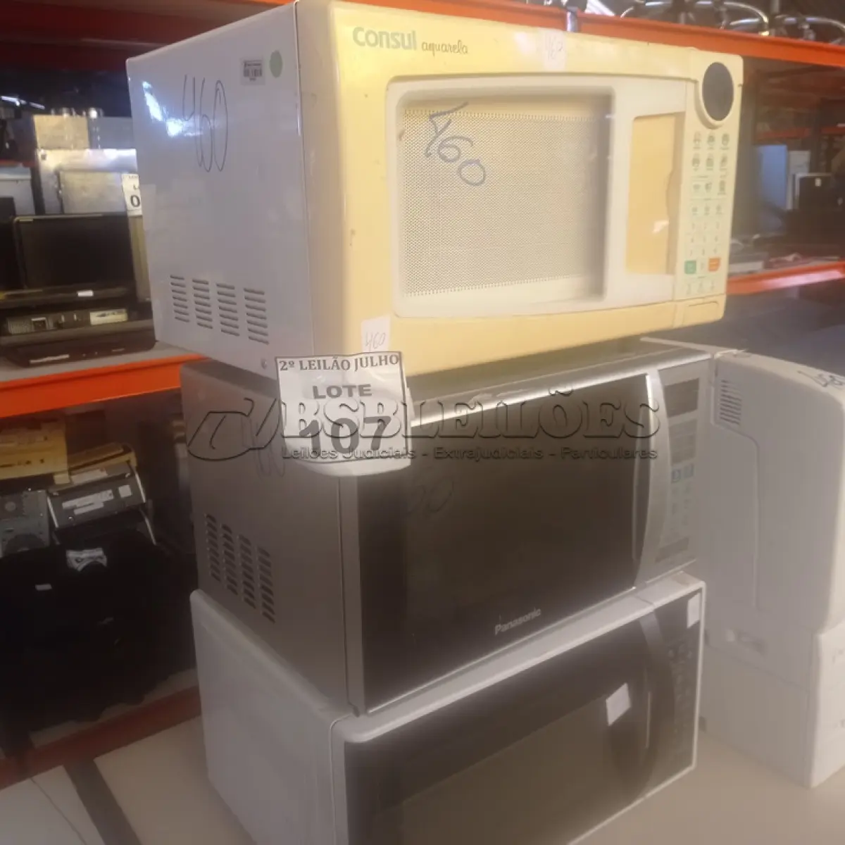 LOTE 107 - 03 MICRO-ONDAS DE MARCAS E MODELOS DIVERSOS. (NO ESTADO) ATENÇÃO! FAZER A VISITAÇÃO ANTES DE ARREMATAR, NÃO SABEMOS SE FUNCIONA. LEILÃO NÃO TEM GARANTIA E NEM DEVOLUÇÃO, SUJEITO A POSSÍVEIS AVARIAS VISÍVEIS/OCULTAS E/OU AUSÊNCIA DE COMPONENTES.