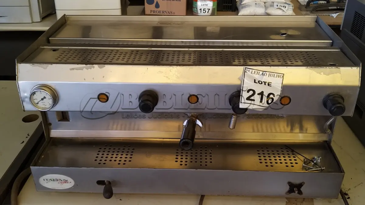 LOTE 216 - 01 MÁQUINA DE CAFÉ EXPRESSO INDUSTRIAL. (NO ESTADO) ATENÇÃO! FAZER A VISITAÇÃO ANTES DE ARREMATAR, NÃO SABEMOS SE FUNCIONA. LEILÃO NÃO TEM GARANTIA E NEM DEVOLUÇÃO, SUJEITO A POSSÍVEIS AVARIAS VISÍVEIS/OCULTAS E/OU AUSÊNCIA DE COMPONENTES.