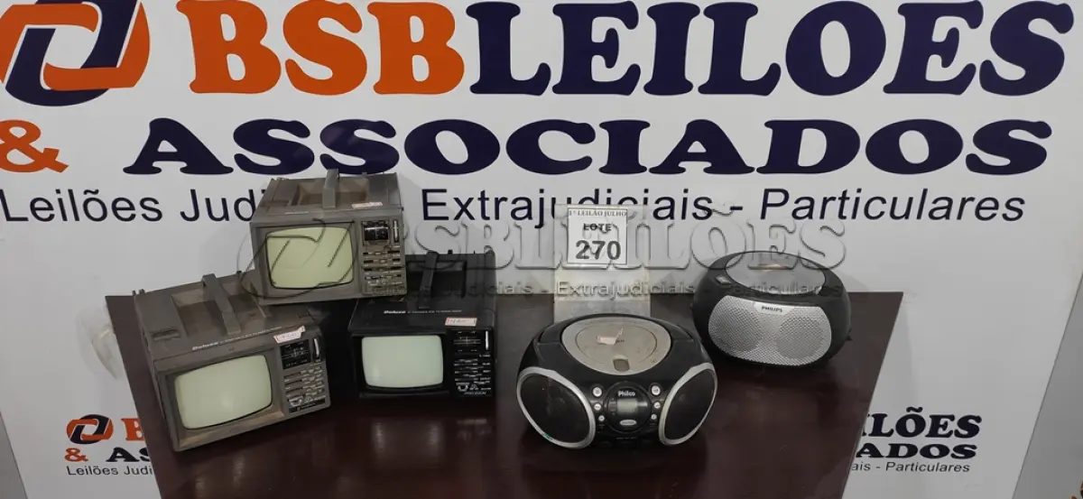 LOTE 270 - 03 TV E RADIO PORTÁTIL 5’’ MARCA DELUXE E 02 RÁDIOS MICRO SYSTEM. (NO ESTADO) ATENÇÃO! FAZER A VISITAÇÃO ANTES DE ARREMATAR, NÃO SABEMOS SE FUNCIONA. LEILÃO NÃO TEM GARANTIA E NEM DEVOLUÇÃO, SUJEITO A POSSÍVEIS AVARIAS VISÍVEIS/OCULTAS E/OU AUSÊNCIA DE COMPONENTES.