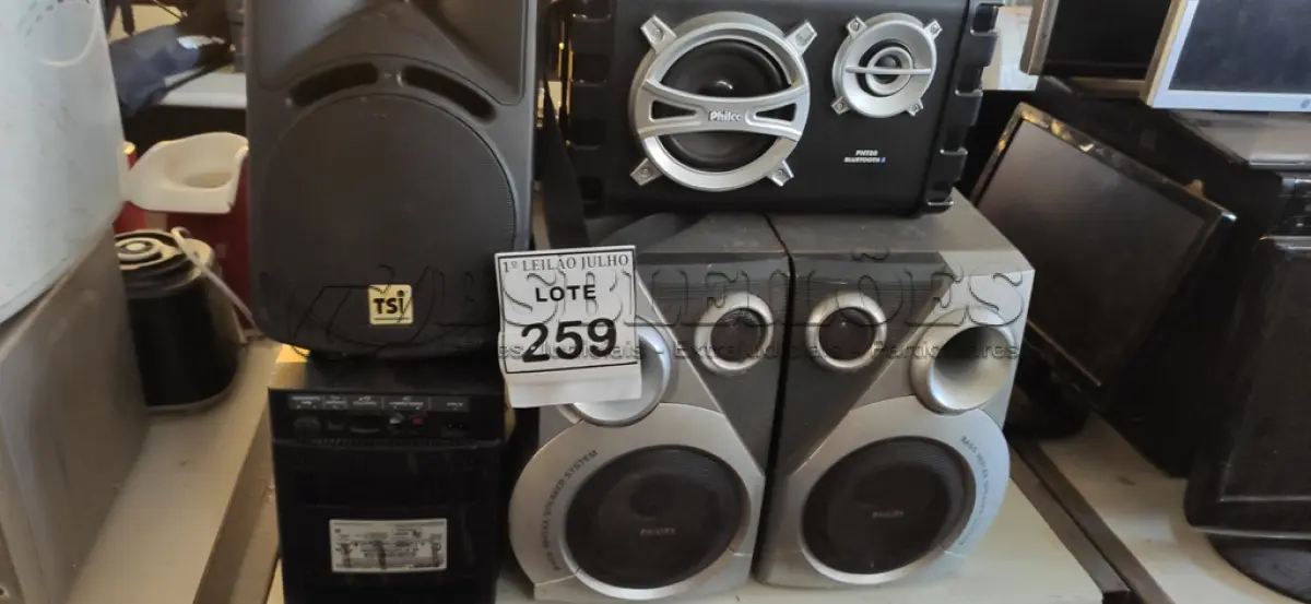 LOTE 259 - 01 LOTE COM APROXIMADAMENTE 16 CAIXAS DE SOM DE MARCAS E MODELOS DIVERSOS. (NO ESTADO) ATENÇÃO! FAZER A VISITAÇÃO ANTES DE ARREMATAR, NÃO SABEMOS SE FUNCIONA. LEILÃO NÃO TEM GARANTIA E NEM DEVOLUÇÃO, SUJEITO A POSSÍVEIS AVARIAS VISÍVEIS/OCULTAS E/OU AUSÊNCIA DE COMPONENTES.
