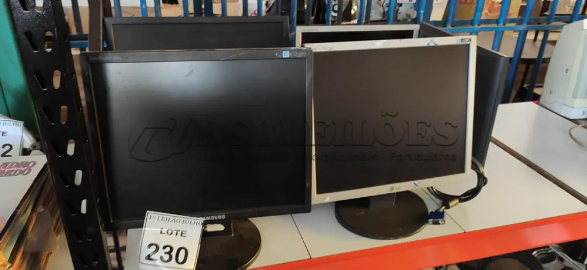 LOTE 230 - 07 MONITORES LCD DE MARCAS E MODELOS DIVERSOS. (NO ESTADO) ATENÇÃO! FAZER A VISITAÇÃO ANTES DE ARREMATAR, NÃO SABEMOS SE FUNCIONA. LEILÃO NÃO TEM GARANTIA E NEM DEVOLUÇÃO, SUJEITO A POSSÍVEIS AVARIAS VISÍVEIS/OCULTAS E/OU AUSÊNCIA DE COMPONENTES.