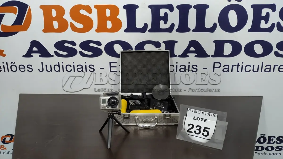 LOTE 235 - 01 GOPRO COM ACESSÓRIOS E CASE. (NO ESTADO) ATENÇÃO! FAZER A VISITAÇÃO ANTES DE ARREMATAR, NÃO SABEMOS SE FUNCIONA. LEILÃO NÃO TEM GARANTIA E NEM DEVOLUÇÃO, SUJEITO A POSSÍVEIS AVARIAS VISÍVEIS/OCULTAS E/OU AUSÊNCIA DE COMPONENTES.